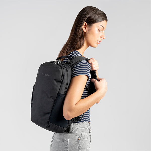 パックセーフ V12 テックバックパック