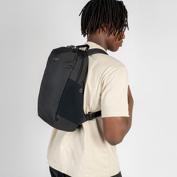 パックセーフ V12 テックバックパック