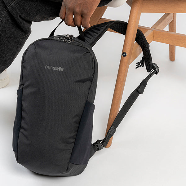 パックセーフ V12 テックバックパック