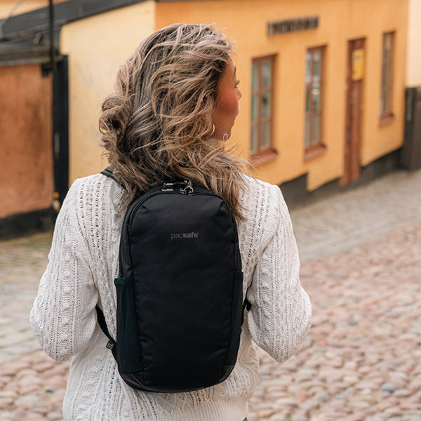 パックセーフ V12 テックバックパック