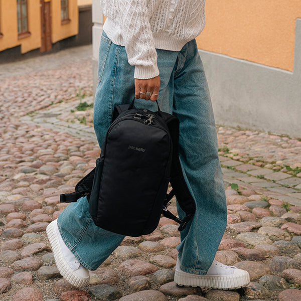 パックセーフ V12 テックバックパック