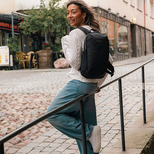 パックセーフ V12 テックバックパック