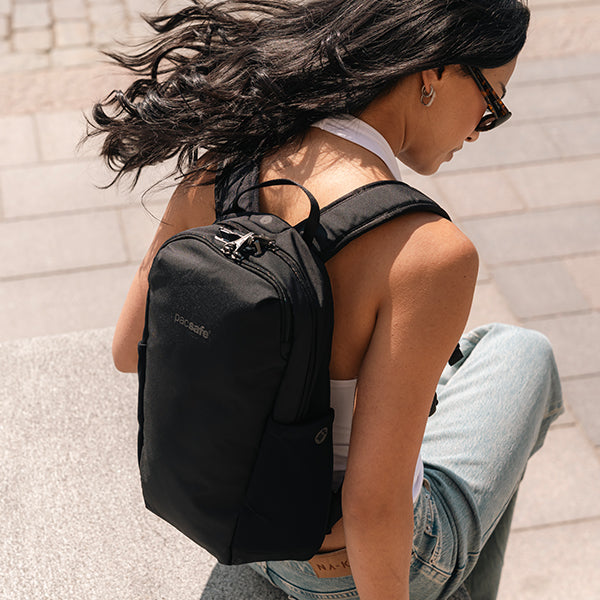 パックセーフ V12 テックバックパック