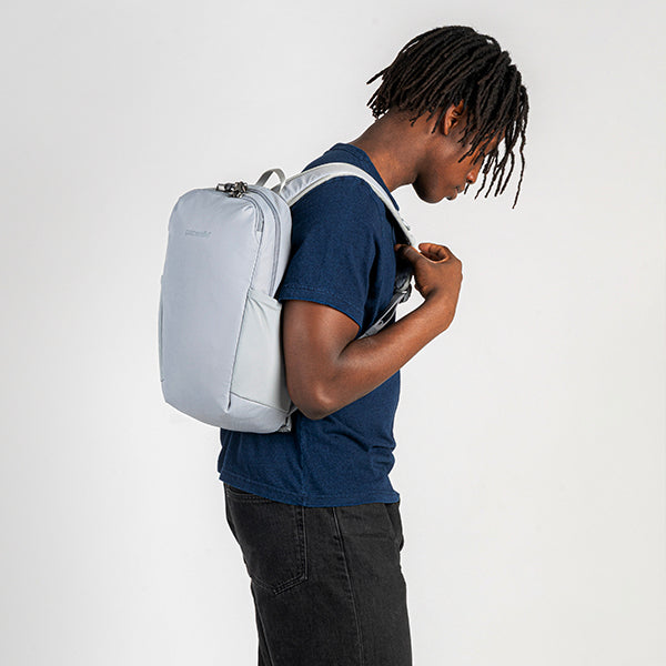 パックセーフ V12 テックバックパック