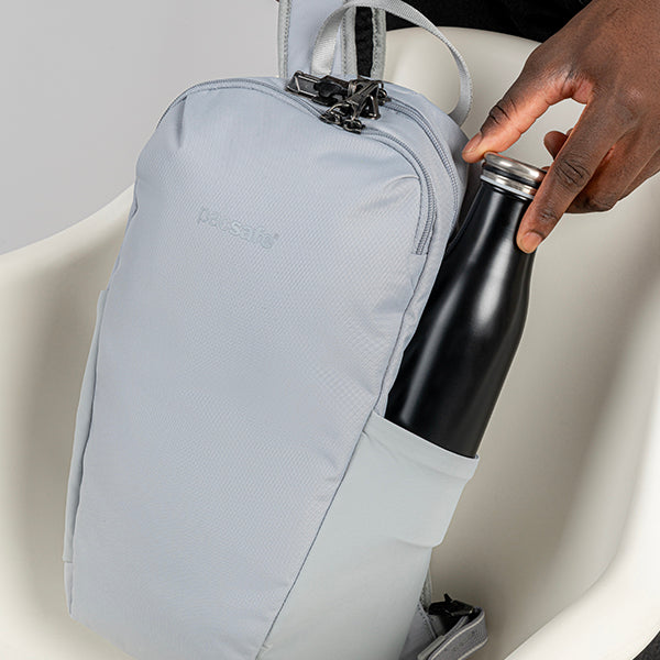 パックセーフ V12 テックバックパック