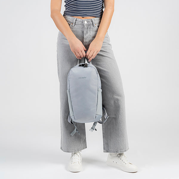 パックセーフ V12 テックバックパック