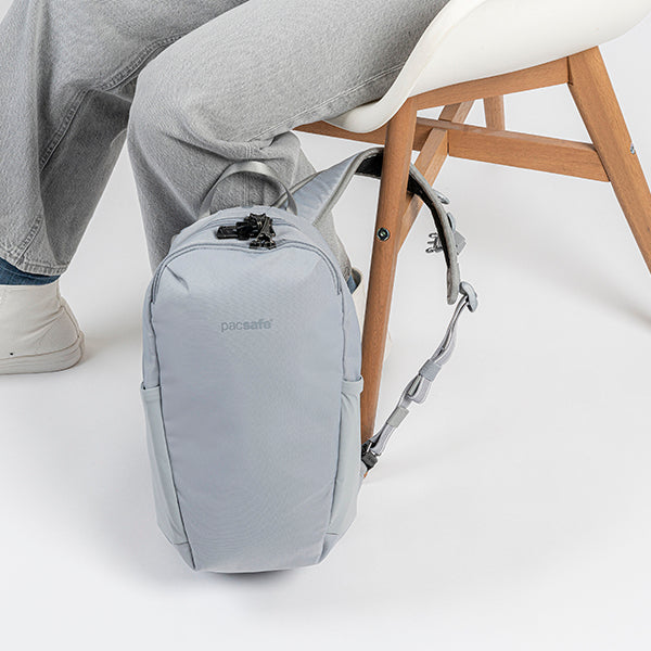 パックセーフ V12 テックバックパック