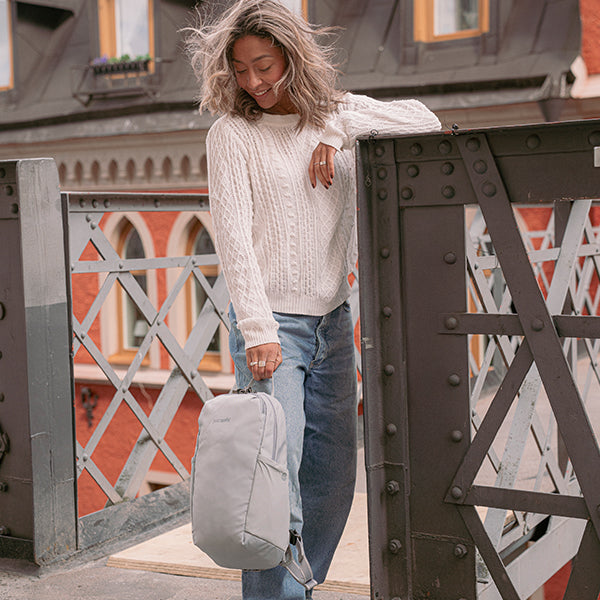 パックセーフ V12 テックバックパック